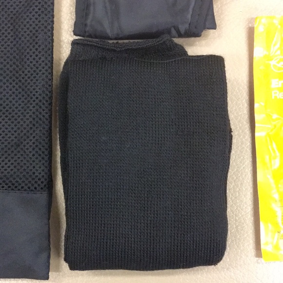 Lufthansa Toiletry Bag - Picture 3 of 9